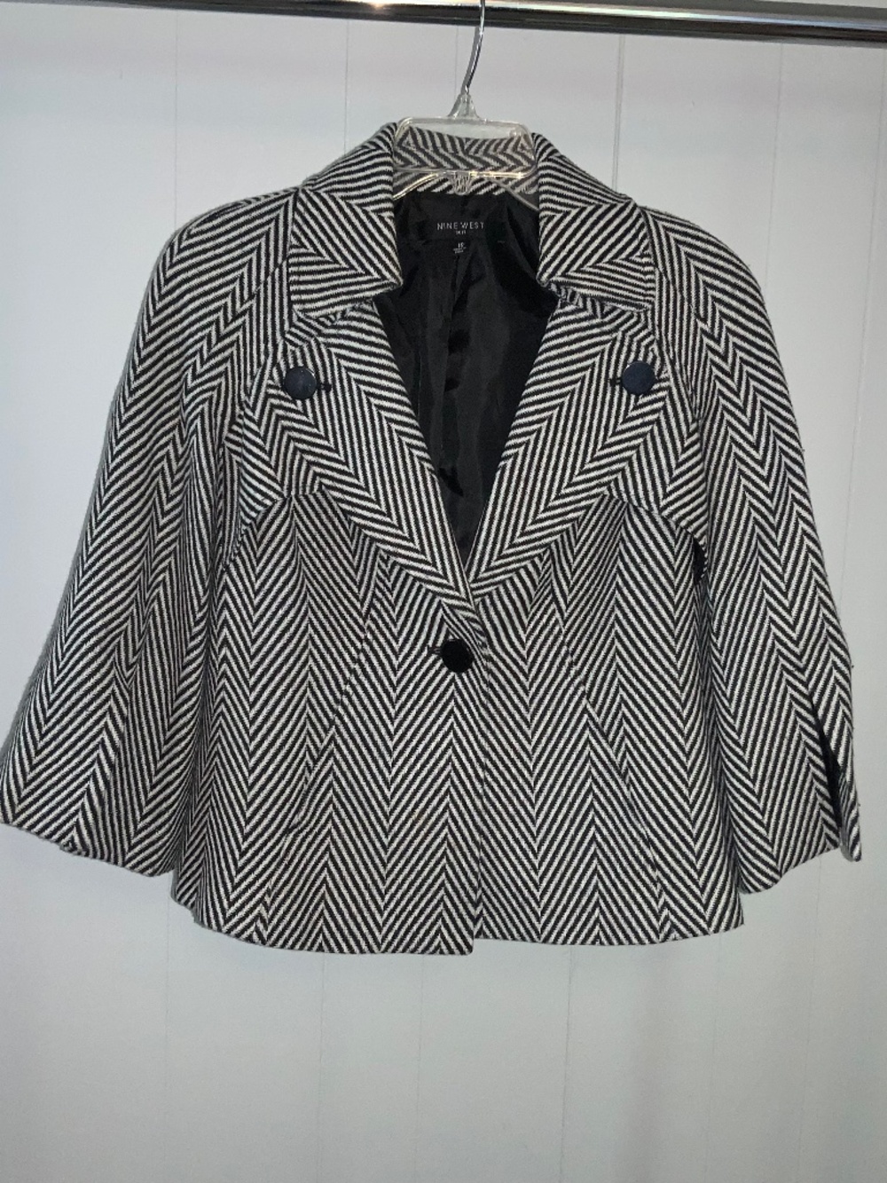 Nine West black white chevron crop jacket 10 three quarter sleeves single-button